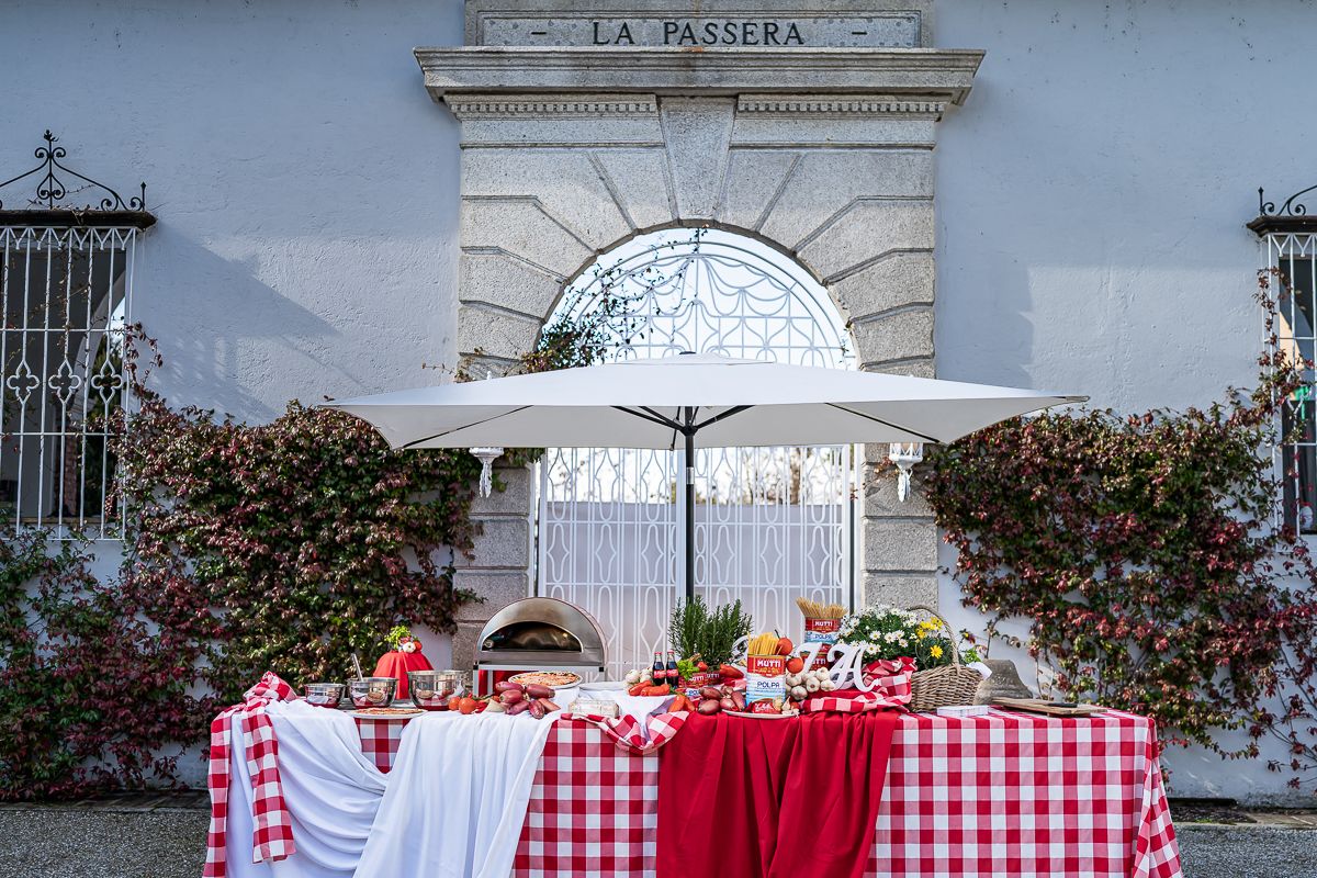 Allestimento Golden Bee con forno a gas portatile davanti a una villa d'epoca