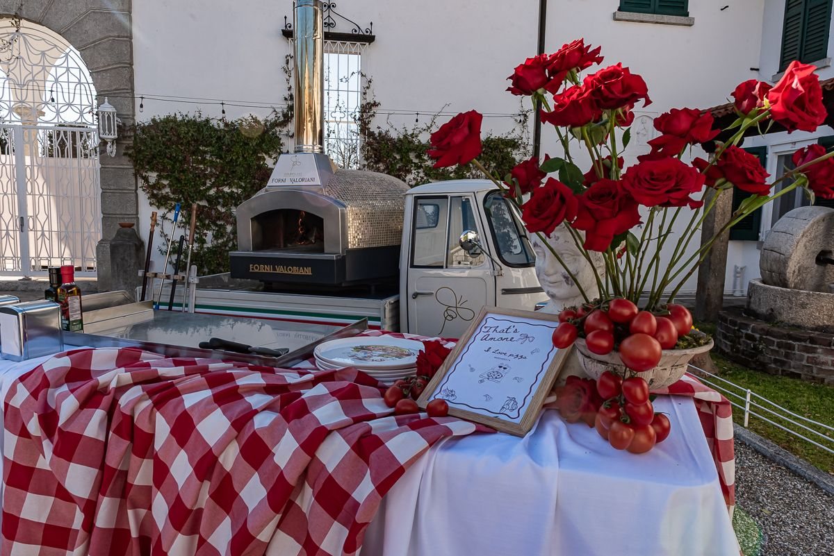 Dettaglio ravvicinato del mosaico in foglia oro che riveste il forno a legna Golden Bee