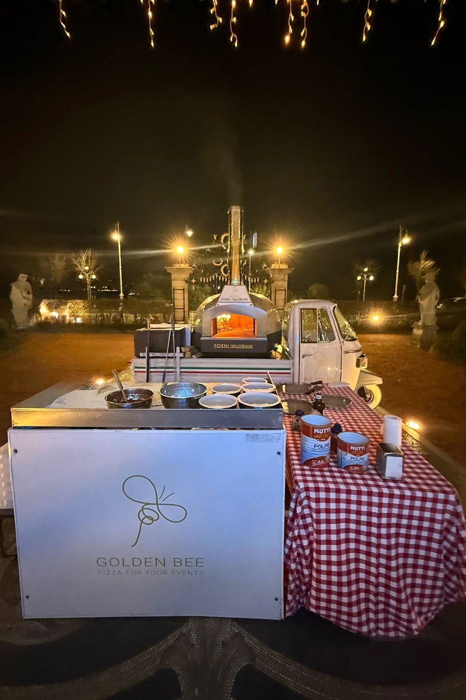Ospite gusta una pizza appena sfornata durante lo show cooking Golden Bee a un evento